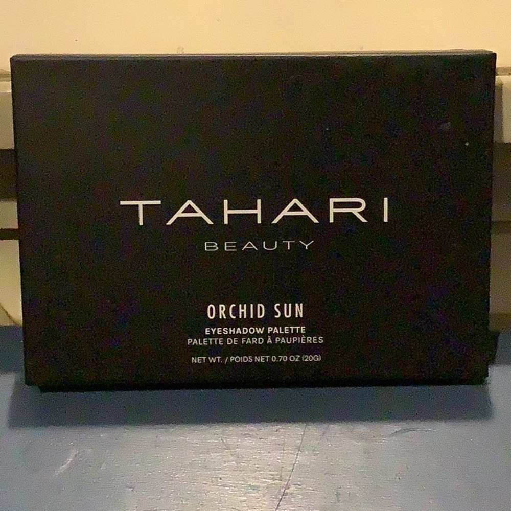 Tahari Beauty Orchid Sun Eyeshadow Palette in Black
